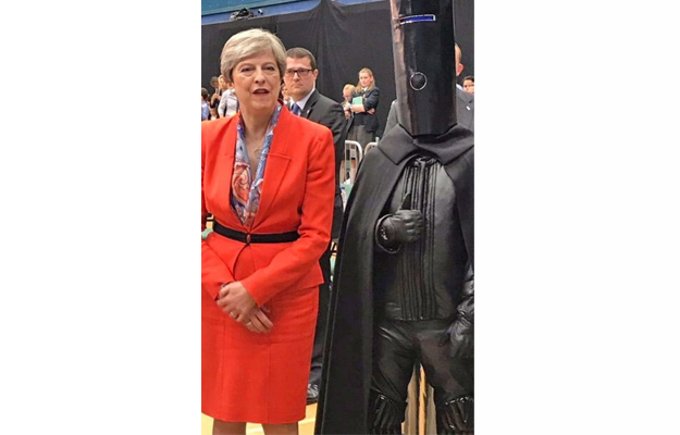 Терезе Мэй пришлось делить подиум с сатирическим кандидатом в премьеры по имени Лорд Голова-Ведро, что заставило модное интернет-сообщество задаться вопросом, где достать такие же клевые шмотки, как у него