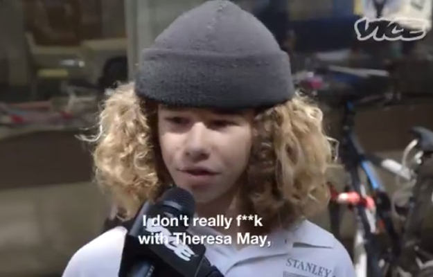 Весь модный интернет обсуждал, как исход выборов в Великобритании повлияет на студентов и молодых дизайнеров. Журналисты Vice спросили мнения хайпбистов, что стояли в очереди за новым дропом бренда Supreme. Среди прочих выделился этот молодой человек