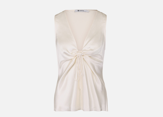 Топ Alexander Wang<p><a target=\"_blank\" href=\"https://www.tsum.ru/catalog/topy-2495/shelkovyy_top_s_v_obraznym_vyrezom_i_drapirovkoy-5154341-color-bezhevyy.html\">ЦУМ</a></p>