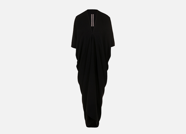 Платье Rick Owens<p><a target=\"_blank\" href=\"https://www.tsum.ru/catalog/platya-2503/plate_svobodnogo_kroya_s_v_obraznym_vyrezom-5175425-color-chernyy.html\">ЦУМ&nbsp;</a></p>