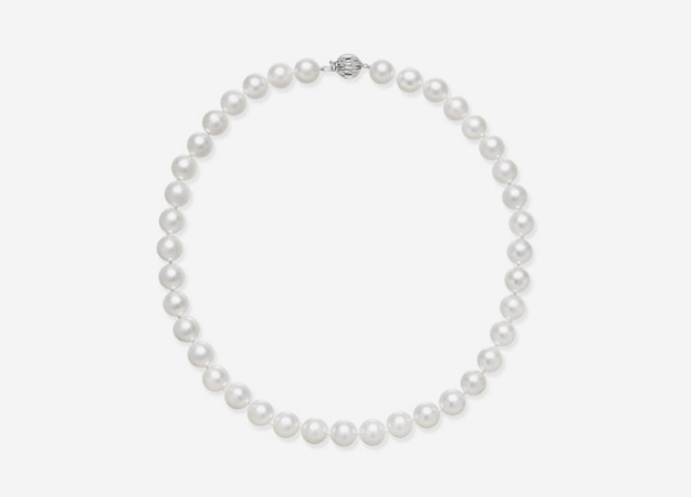 Ожерелье Macy's<p><a href=\"https://www.macys.com/shop/product/cultured-white-south-sea-pearl-8mm-12mm-graduated-collar-necklace?ID=4470400\" target=\"_blank\" class=\"brandNameLink\">Macy's</a></p>