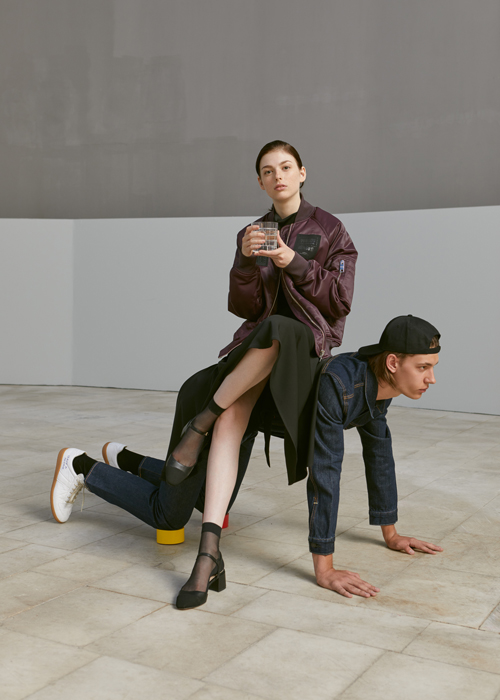 На девушке — платье Top Shop Unique, свитшот ZAYN X VERSUS Capsule Collection, обувь Top Shop; на парне — джинсы, кепка и куртка, все — Levi’s, обувь Maison Margiela replica