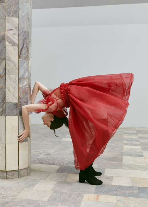 Платье Molly Goddard, обувь Stuart Weitzman