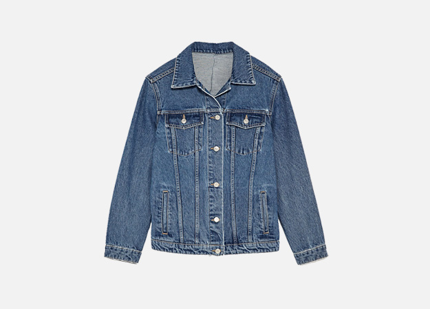 Джинсовая куртка<p><a style=\"\" target=\"_blank\" href=\"https://www.zara.com/ru/ru/%D0%B6%D0%B5%D0%BD%D1%89%D0%B8%D0%BD%D1%8B/%D0%BA%D1%83%D1%80%D1%82%D0%BA%D0%B8-%D0%B8-%D0%B4%D1%83%D0%B1%D0%BB%D0%B5%D0%BD%D0%BA%D0%B8/the-moonlight-jacket-c269184p5041064.html\">Zara</a></p>