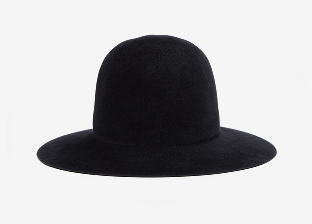Шляпа, YOHJI YAMAMOTO<p><a style=\"\" target=\"_blank\" href=\"https://svmoscow.ru/women/item/111210\">SV MOSCOW</a></p>