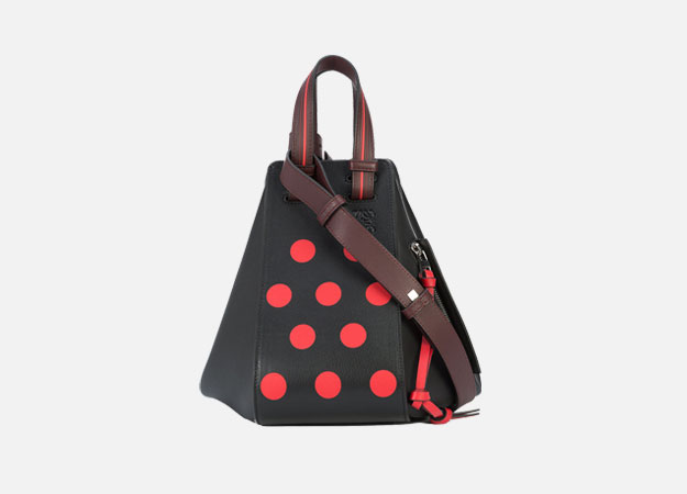 Сумка, Loewe<p><a style=\"\" target=\"_blank\" href=\"https://www.farfetch.com/ru/shopping/women/loewe-hammock-polka-dot-bag-item-12415449.aspx?storeid=9324&amp;from=search\">Farfetch</a></p>
