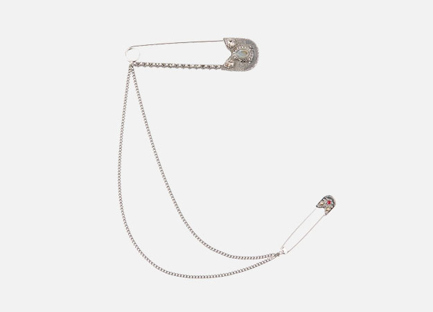 Брошь, Alexander McQueen<p><a style=\"\" target=\"_blank\" href=\"https://www.harrods.com/en-gb/alexander-mcqueen/oversized-safety-pin-brooch-p000000000005628547?ranMID=36666&amp;ranEAID=Hy3bqNL2jtQ&amp;ranSiteID=Hy3bqNL2jtQ-Ilv_mrd7WudeEBoAqchRog&amp;cid=LS&amp;utm_source=Affiliate&amp;utm_medium=RakutenAffiliate&amp;utm_campaign=Hy3bqNL2jtQ&amp;utm_content=10&amp;siteID=Hy3bqNL2jtQ-Ilv_mrd7WudeEBoAqchRog\">Harrods.com</a></p>