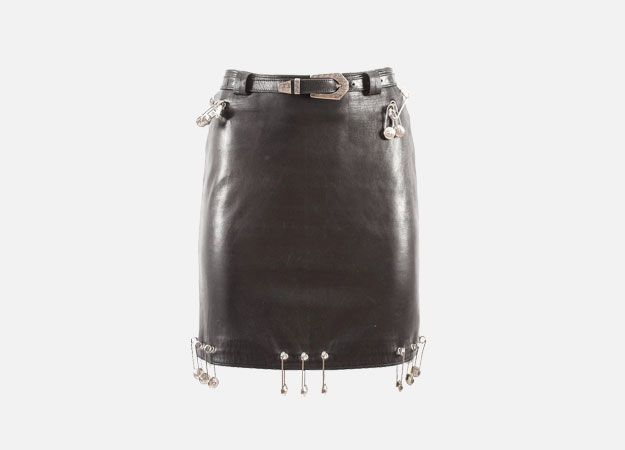 Юбка, Gianni Versace<p><a style=\"\" target=\"_blank\" href=\"https://www.1stdibs.com/fashion/clothing/skirts/gianni-versace-spring-summer-1994-black-lambskin-leather-skirt-safety-pins/id-v_3104123/?utm_content=control\">1stdibs.com</a></p>