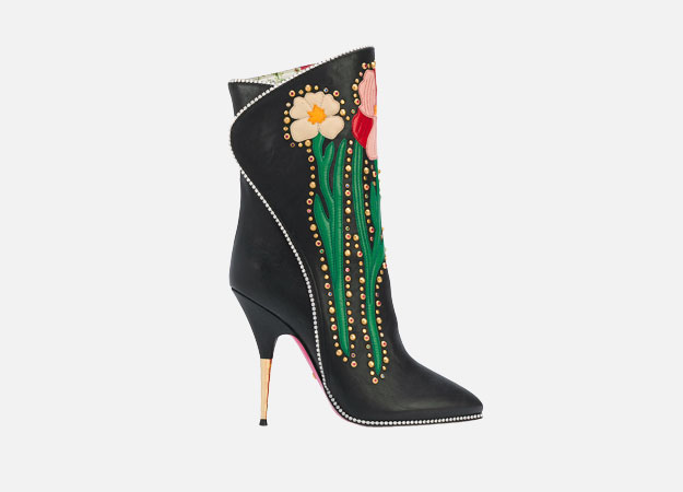 Сапоги, Gucci<p><a style=\"\" target=\"_blank\" href=\"https://www.farfetch.com/ru/shopping/women/gucci---item-12447600.aspx?storeid=9053&amp;from=1\">Farfetch</a></p>