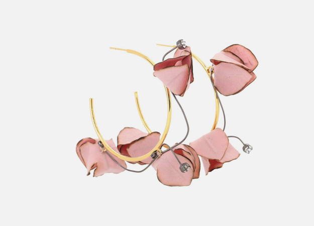 Cерьги, Marni<p><a href=\"https://www.mytheresa.com/eu_en/marni-rose-hoop-earrings-900694.html?catref=category\" target=\"_blank\" style=\"\">Mytheresa</a></p>