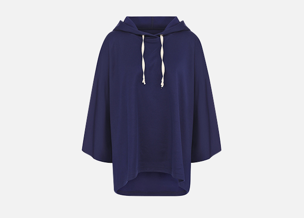 Толстовка, Maison Margiela<p><a style=\"\" target=\"_blank\" href=\"https://www.tsum.ru/catalog/svitery-2525/tolstovka_svobodnogo_kroya_s_kapyushonom-5173363-color-siniy.html\">ЦУМ</a></p>