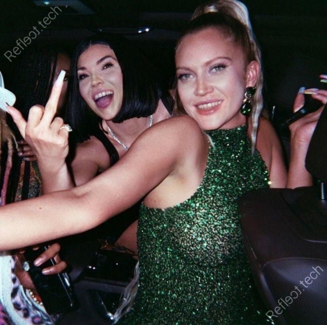 Кристина Кашникова и Наталья Долгополова приветствуют гостей вечера