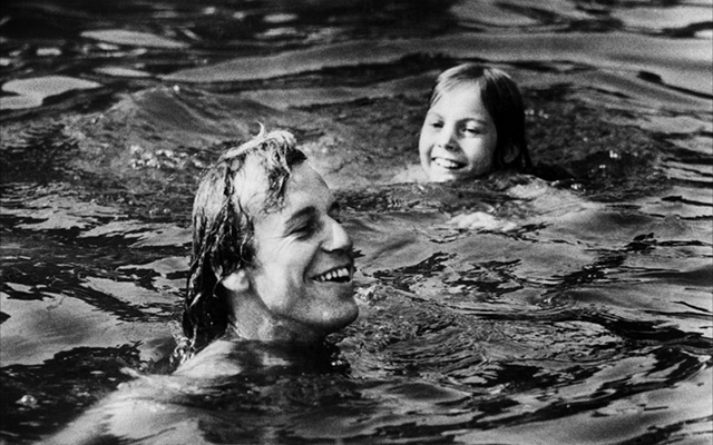 \"Алиса в городах\", 1974. Один из первых фильмов режиссера. Черно-белая лента рассказывает историю журналиста Филиппа Винтерса. Необычное стечение обстоятельств вручает герою судьбу девочки Алисы. Винтерс путешествует по Европе в поисках бабушки ребенка.