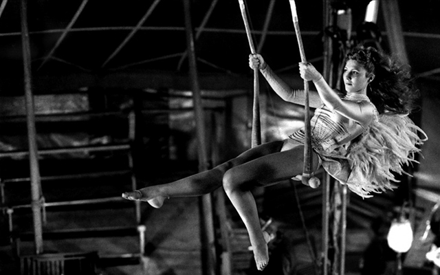 \"Небо над Берлином\", 1987. Одна из самых известных работ Вендерса, которая получила приз в номинации \"Лучший режиссер\" на Каннском кинофестивале. Невидимые ангелы парят над Берлинской стеной, с любопытством подглядывая за жизнью людей.