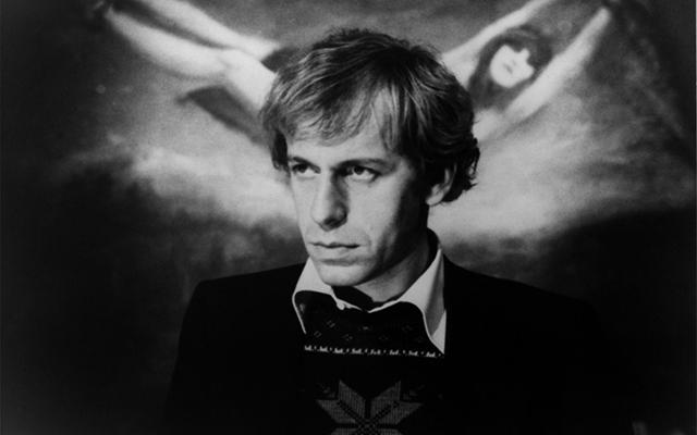 \"Ложное движение\", 1975. Первый крупный успех Вима Вендерса. Фильм принес режиссеру 6 наград Deutscher Filmpreis. Послевоенные годы в Германии. Молодой писатель пускается в путь в лучших традициях великих романтиков.