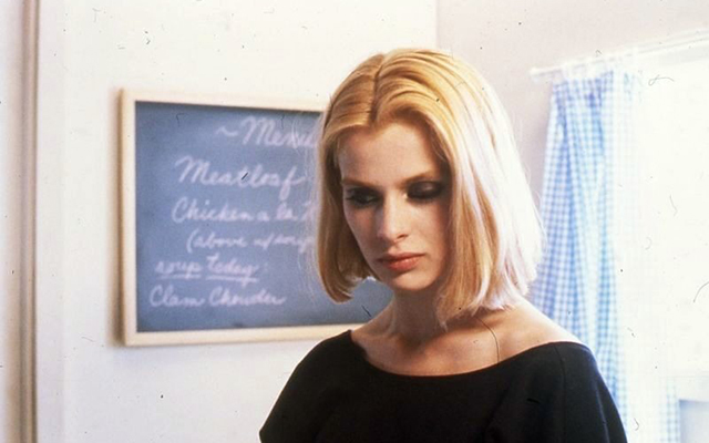 \"Париж, Техас\", 1984. Знаменитая кинолента, принесшая создателю \"Золотую пальмовую ветвь\". Маленький городок с громким названием Париж в штате Техас. Трэвис, бесследно исчезнувший четыре года назад, пытается найти свою семью и самого себя.