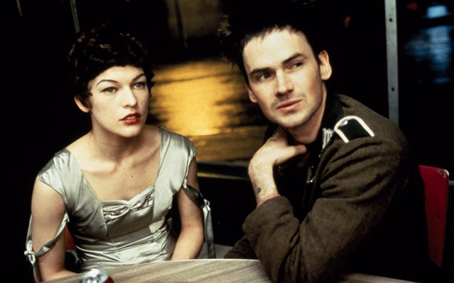 \"Отель «Миллион долларов»\", 1999. Англоязычная кинолента немецкого режиссера с Мэлом Гибсоном и Миллой Йовович в главных ролях. Агент ФБР расследует загадочное убийство сына медиа-магната. Работа приводит его в отель \"Миллион долларов\".