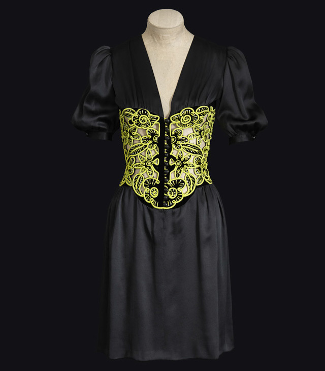 Короткое платье с вышитым корсетом из коллекции Yves Saint Laurent Haute Couture весна-лето 1971