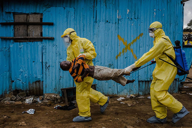 Даниэль Берехулак для New York Times. \"Погибший от лихорадки Эбола ребенок в Либерии\". 5 сентября