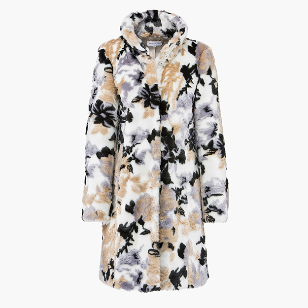 Пальто из экомеха Patrizia Pepe, patriziapepe.com, 27 080 руб. (38 700 руб.)