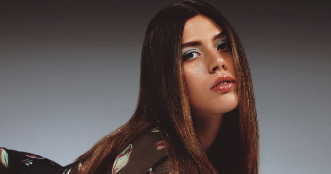 «Я хочу обнять людей музыкой»: солистка Cream Soda Алиса Стяжкова о сольном проекте и отношениях в группе