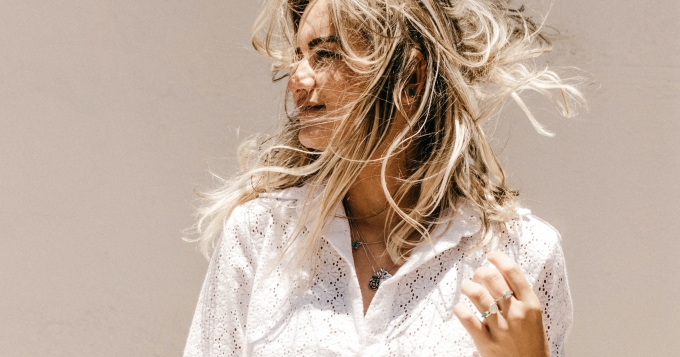 Какие салонные процедуры могут навредить волосам. Обсудили с трихологом