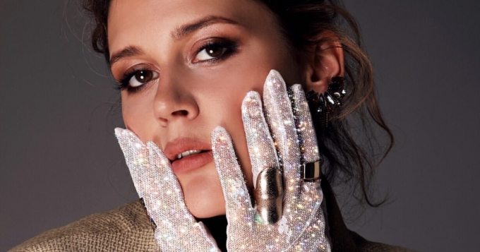 «Я признала в себе достаточно цельную единицу»: Ксюша Дукалис — о самооценке, любимых книгах и новом подкасте в «VK Музыке»