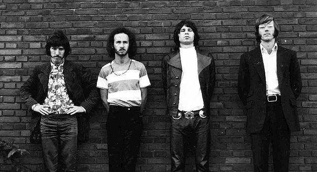 Представители The Doors подадут в суд на Кендалл и Кайли Дженнер