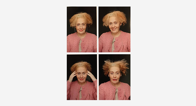 Адель нарядилась в старушку на свое 29-летие