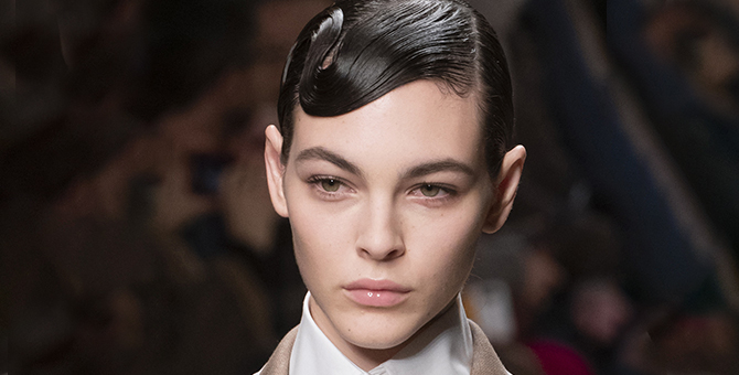 Тренд: скульптурные и блестящие укладки