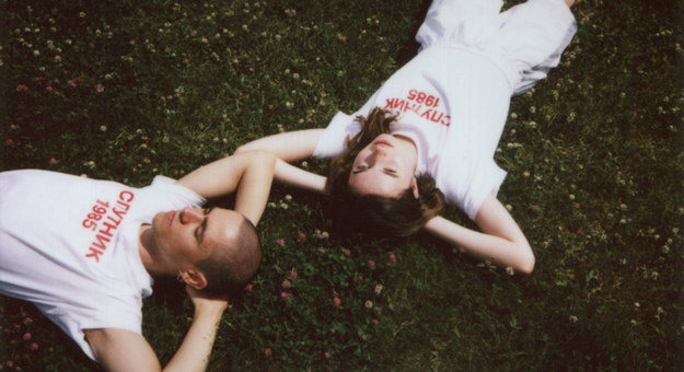 Почему российская уличная мода увлеклась панельками и 90-ми