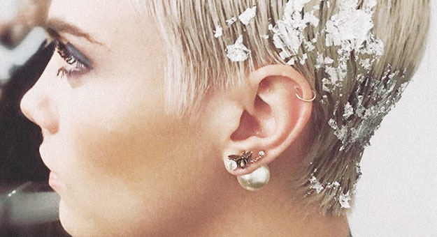 Парикмахер Кары Делевинь показала, как покрыть голову фольгой