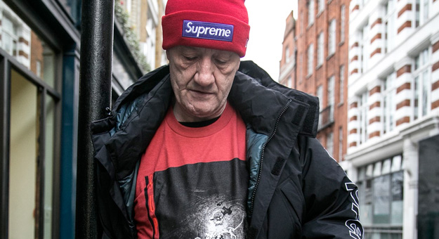 57-летний продавец фруктов стал инфлюенсером Supreme