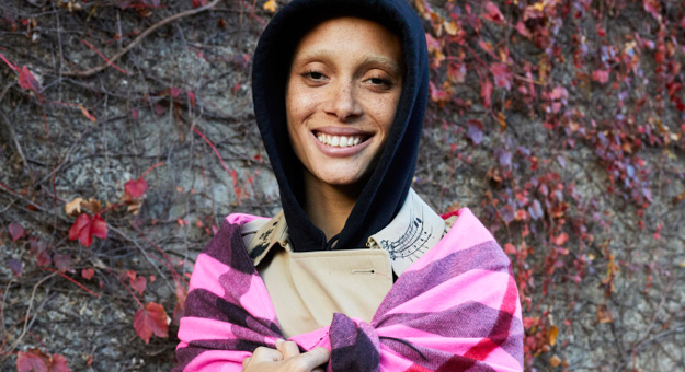 Адвоа Абоа снялась с кузенами и лучшими друзьями для Burberry