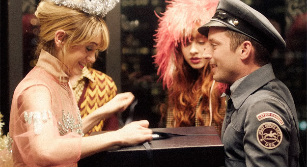 Актриса из «Очень странных дел» и Элайджа Вуд снялись в фильме Prada