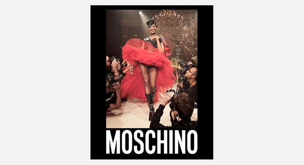 Наоми Кэмпбелл вышла на подиум в красной пачке и сетчатых колготках