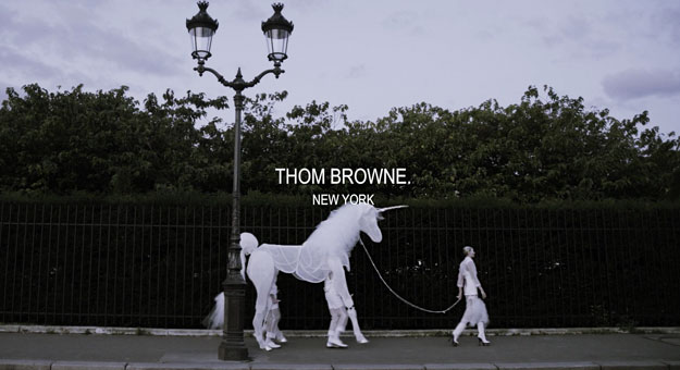 Модель гуляет по набережной Сены в новом видео Thom Browne