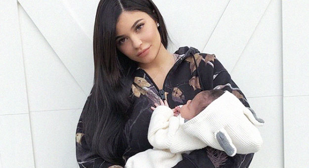 Кайли Дженнер выложила в Instagram первое фото с дочерью