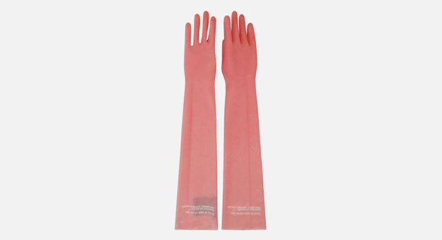 Calvin Klein выпустил резиновые перчатки «для мытья посуды» за 390 долларов