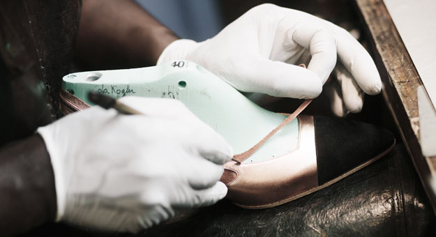 Chanel показал, как создаются вышивки, декор из перьев и другие элементы коллекций бренда