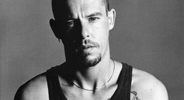 «Маккуин»: как создавалась и о чем расскажет новая документальная лента о британском дизайнере