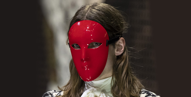 Хорроры и мифология: откуда Алессандро Микеле взял идеи масок для показа Gucci