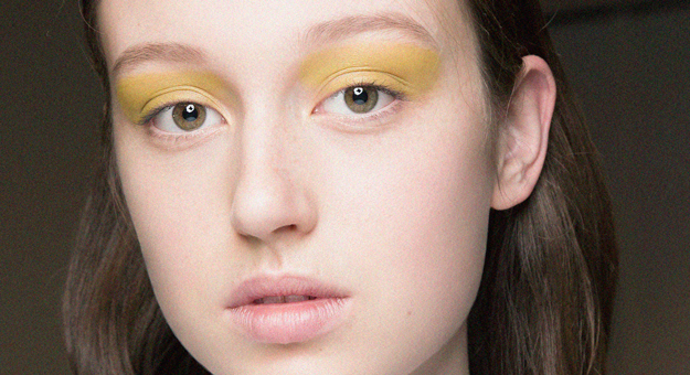 Как повторить макияж с желтыми тенями с показа Noon by Noor