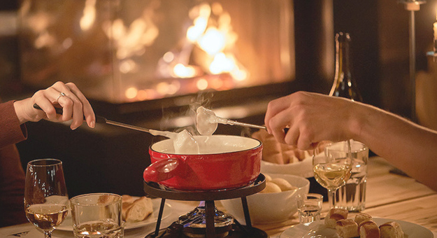 На каком швейцарском курорте сырное фондю подают у водопада