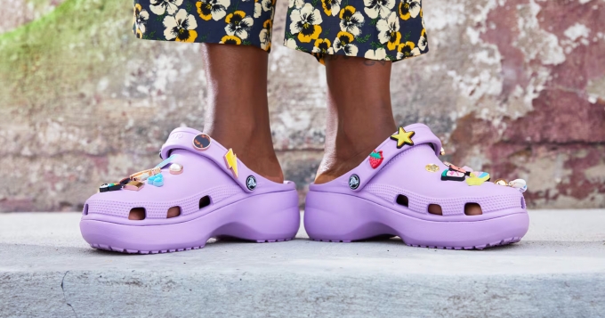 Акции Crocs упали на 30%