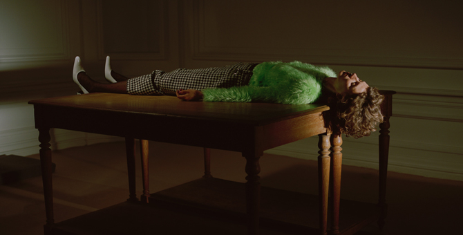 Салонный показ мод в новом видео ЦУМа