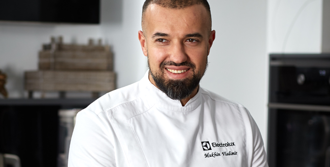 Владимир Мухин проводит ревизию продуктовых запасов редакции BURO. и придумывает рецепты