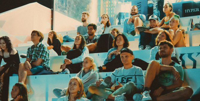 Не везде в России открылись кинотеатры, а в Сочи кино показывают прямо на пляже. И вот как это происходит