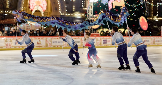 Exeed провел перформанс на ГУМ-катке