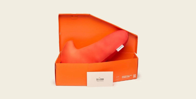Nike представил подарочную подушку в виде Swoosh